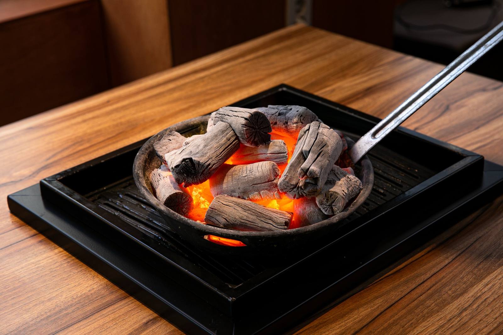 봉산정육 홍대본점 숯불 — charcoal grill at Bongsan Meat House, Hongdae Korean BBQ (サムギョプサル · 烤肉)